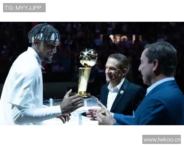 科尔怀念卢尼在大通中心的热烈掌声期待再次相聚的美好时刻