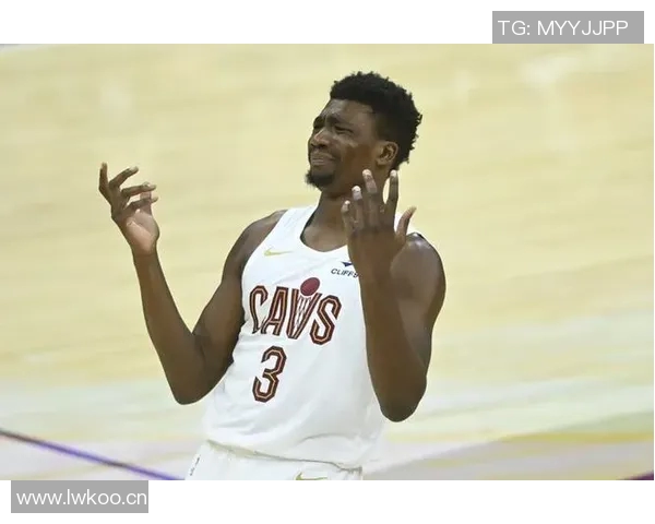 托马斯布莱恩特绝杀被帽愤怒推开摄像头引发热议