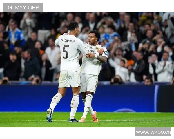 罗德里戈禁区内巧妙漏球晃倒后卫右脚弧线球精彩破门